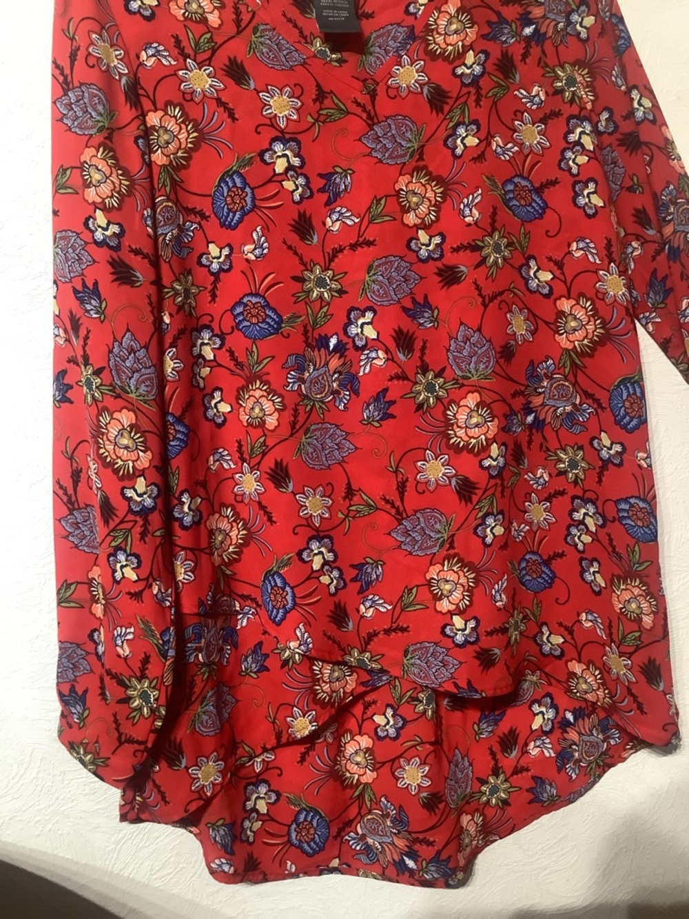 Chelsea & Theodore - Sz S - Red Floral hi-low Blouse w/ Blue and peach Accents - Picture 5 of 7
